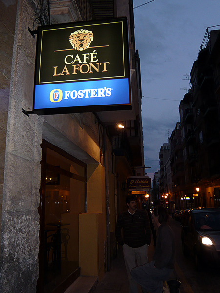 AZ ALICANTEI CAFÉ LA FONT BÁR LOGO ÉS ARCULATTERVE